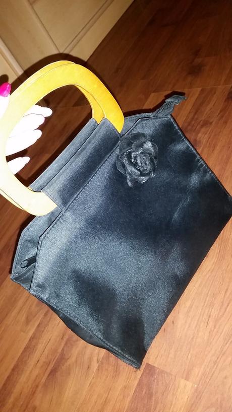 Čierna kabelka s dreveným uchom,