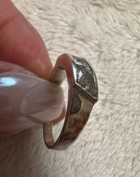 Strieborný prsteň s bielymi kamienkami, 