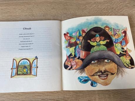 Krásna stará mini retro kniha pretancované papučky,