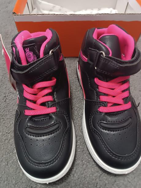 Kotníkové tenisky, 28