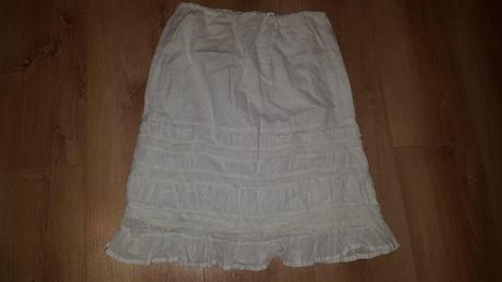 Biela sukňa s čipkou, 152