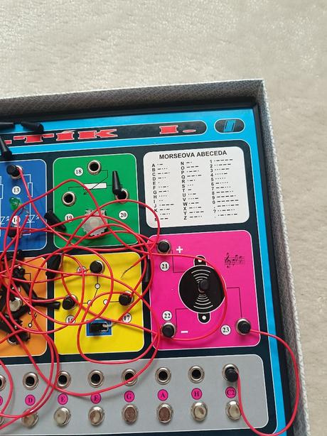Elektronická stavebnica voltík i. 35 modelov,