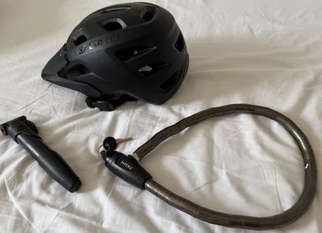 Giro čierna unisex cyklistická prilba+zámok+pumpa, 