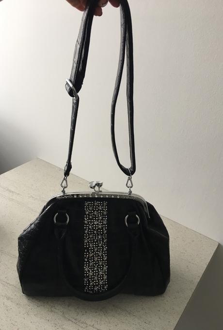 Dámska kabelka so striebornými detailmi,