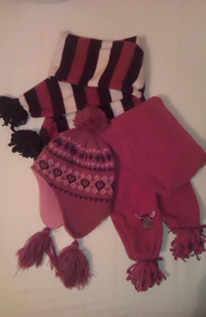 Dve teplé čiapky a šály na 2-6 r, cena spolu, 104