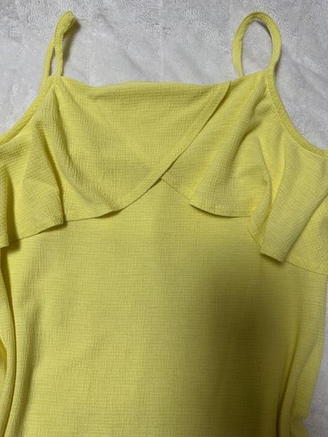 Žltý top s volánom a odhalenými plecami, m