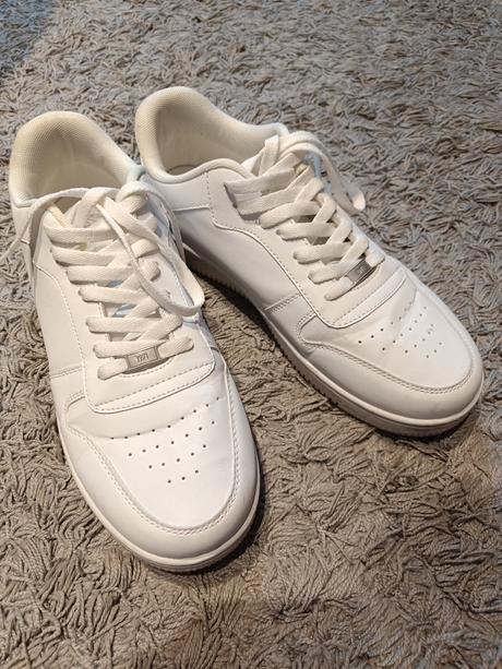 Biele tenisky veľkosť 45 na užšiu nohu, 45