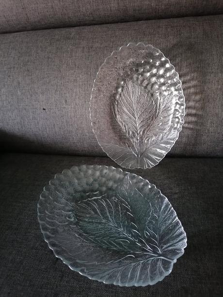 2 sklenené misky hrozno,