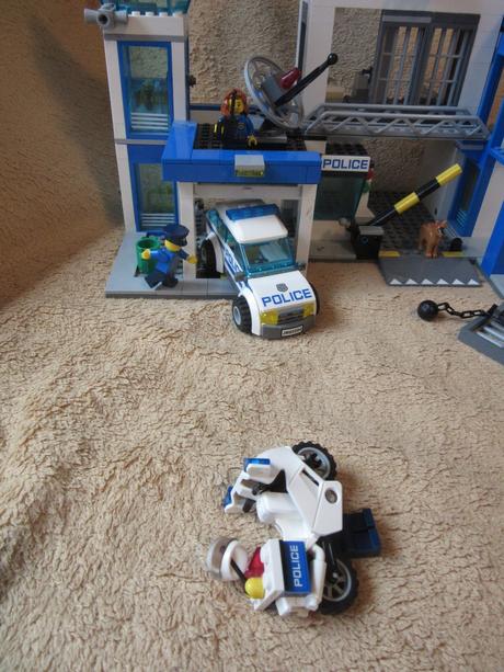 Lego city - 60047 - policajná stanica - 851 kociek,