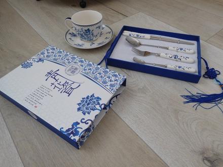 Hrnček čínsky príbor v krabičke, 