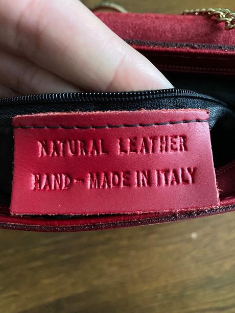 Červená kožená kabelka, 