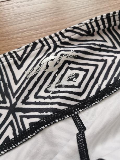 Trojštvrťové legíny, l