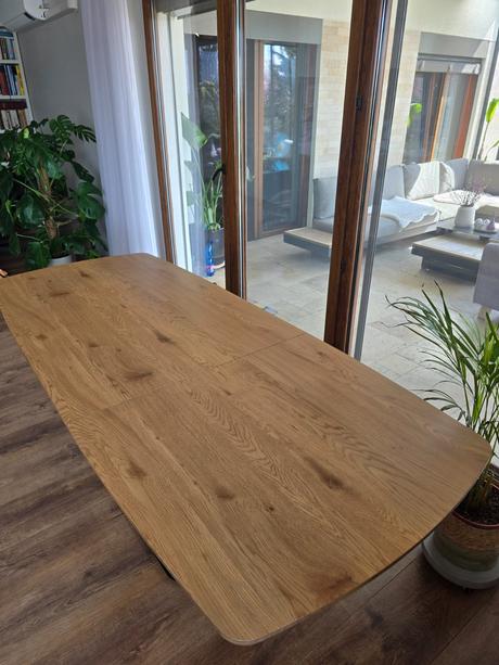 Rozkladací stôl + 5 sivých a 1 ružová stolička, 