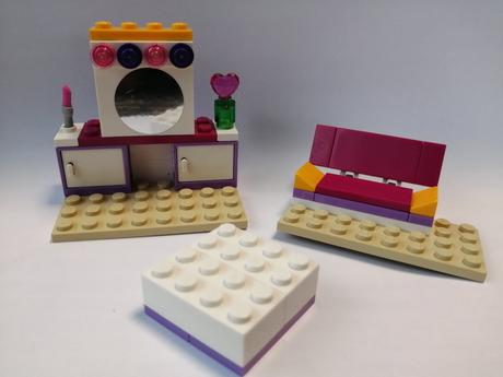 Lego izba, stolík so zrkadlom, sedačka, gauč, 
