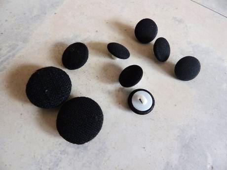 Látkou obtiahnuté gombíky / 17 ks,