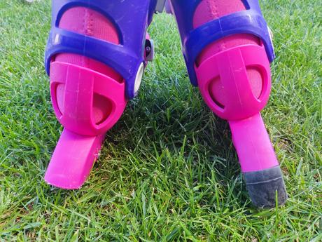 Kolieskové korčule a prilba, 26