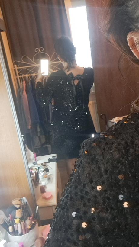 Trblietavé šaty, l