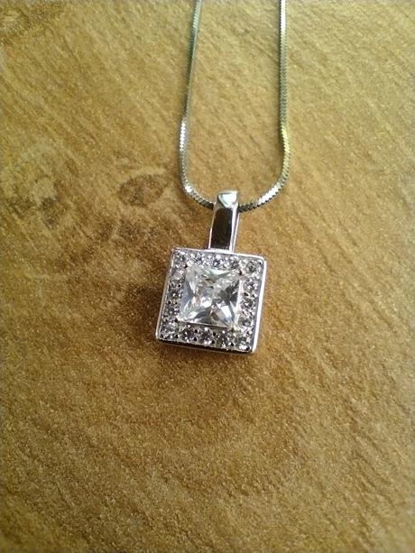 Strieborný prívesok so zirkónmi,