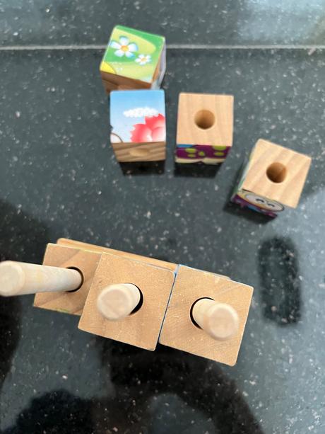 Drevené rozprávkové kocky navliekacie,