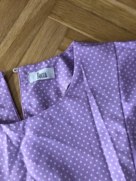 Krásne letné fialkové bodkované šaty,