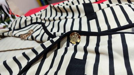 Pásikavé sako s brošňou, xs