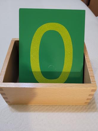 Montessori šmirglové čísla s krabičkou- európske,