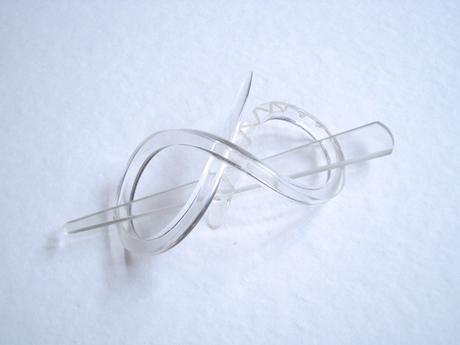 Priesvitná spona s ihlicou, 