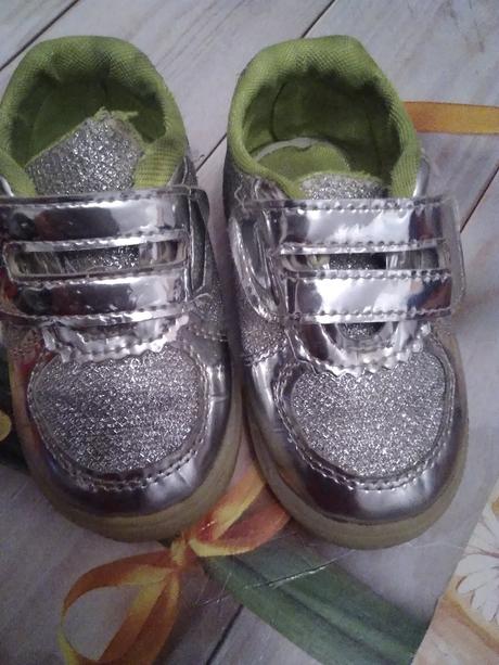 Svietiace topánky, 21