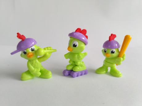 Zelené papagáje z kinderiek,