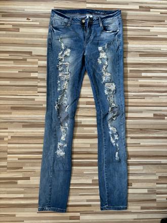 Roztrhané džínsy, s