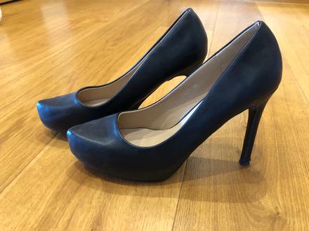 Čierne lodičky, 39