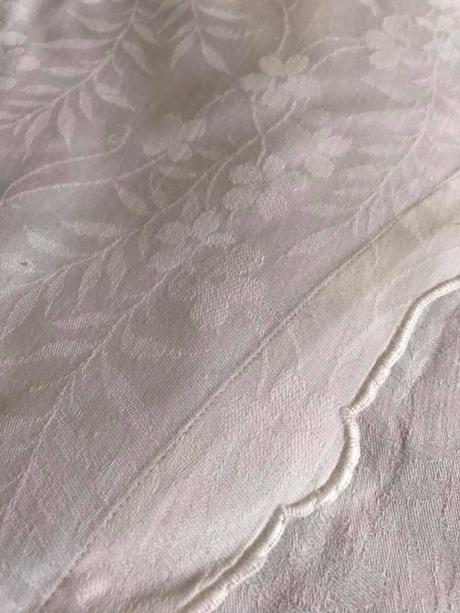 Stará damašková obliečka s otvorom v strede, 