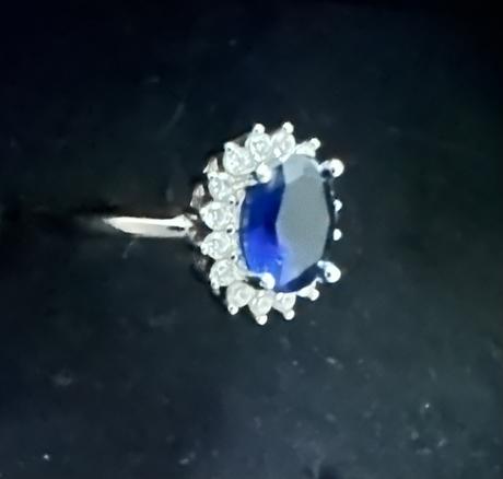 Strieborný prsteň s modrým kamienkom, 