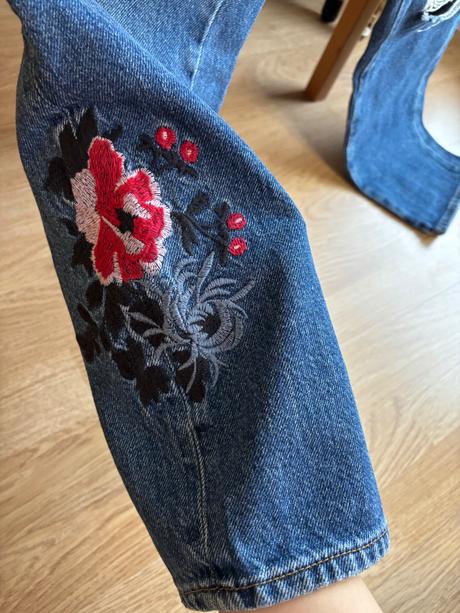 Roztrhané rifle s kvetinovaným vzorom, h&m,xxl