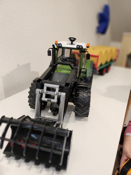 Bruder traktor fendt, 