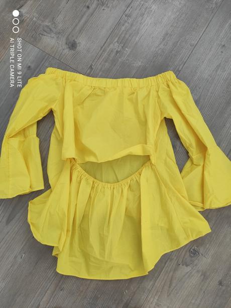 Zlta bluzka s odhalenym chrbtom, s