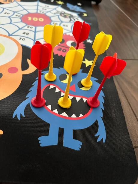 Magnetická hra terč a šípky pre deti príšerky jano,