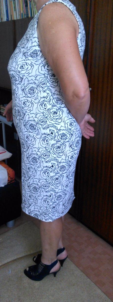 Biele šaty s čiernymi kvetmi, 46