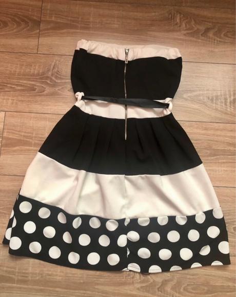 Krátke šaty bez ramienok, s