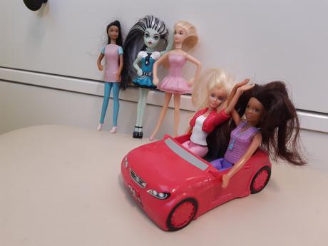 5 minibábik + autíčko, 