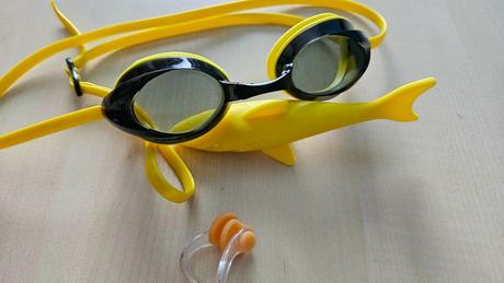Speedo okuliare, štipec na nos a hračka žralok, 