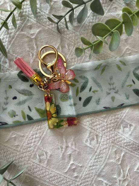 Ručne vyrobené živicové kľúčenky, 