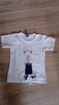 Biele tričko s chlapcom a 3d teniskami, 92