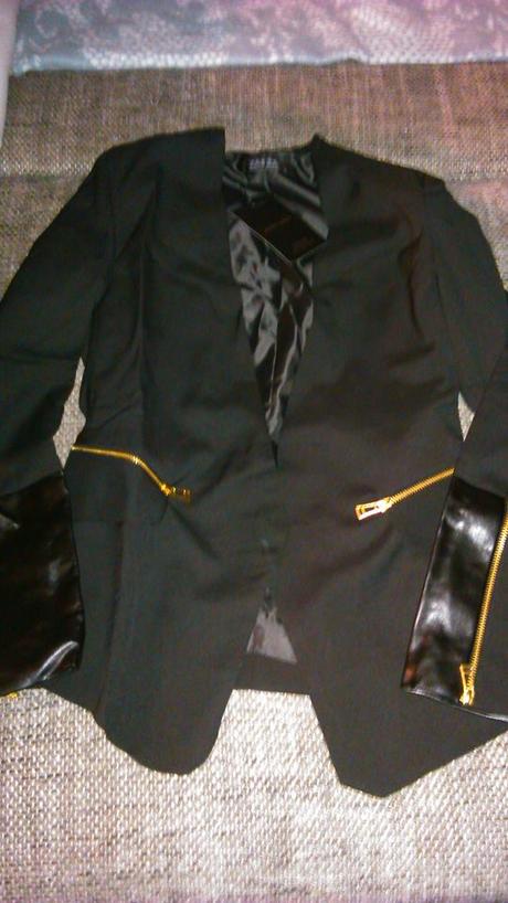 Cierne sako s kozenkovymi aplikaciami, s