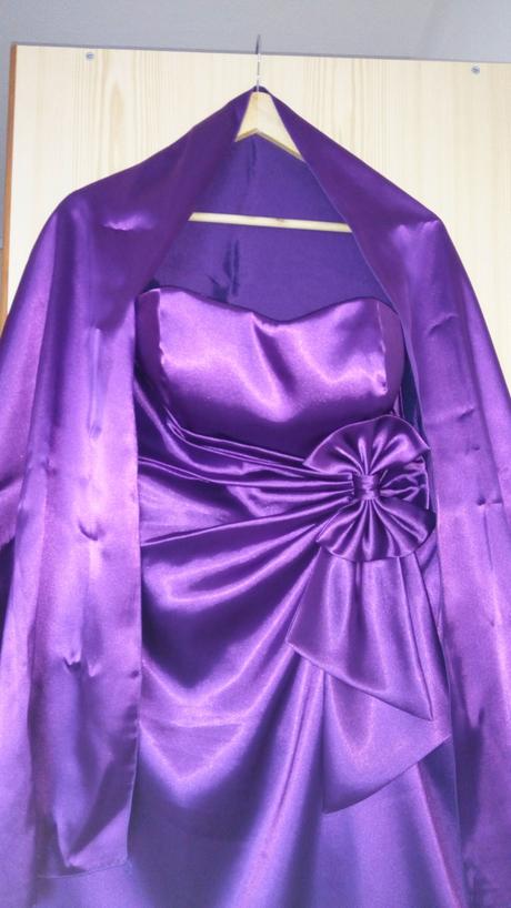 Fialové saténové šaty, 40