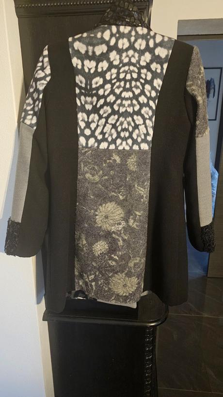 Extravagantny taliansky kabát do pol stehien, 40