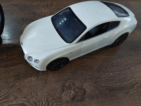 Bentley auto s volantom na ovladanie., 