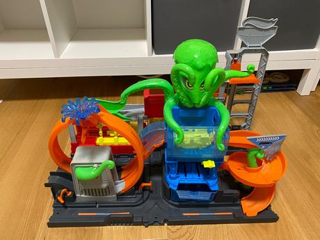 Hot wheels autoumyvarka utok chobotnice,