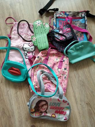 Balík dievčenských tašiek a kabeliek,