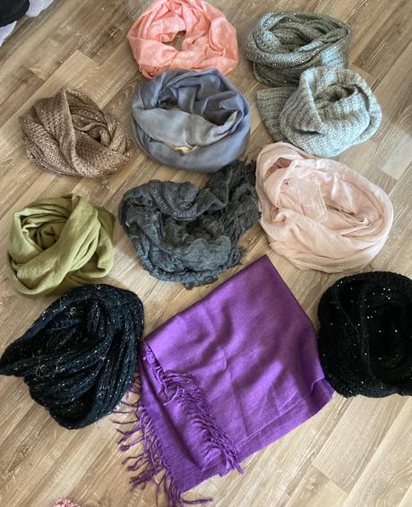 Balíček šál,nákrčník,šatky cena spolu za 11 ks, 